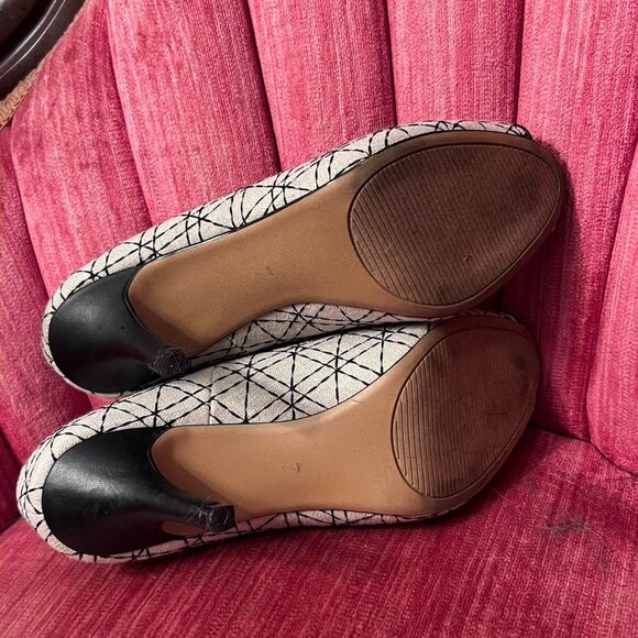 Coach and Four Cream and Black Fabric Peep Toe Heels - Women's Size 7 - Picture 6 of 7